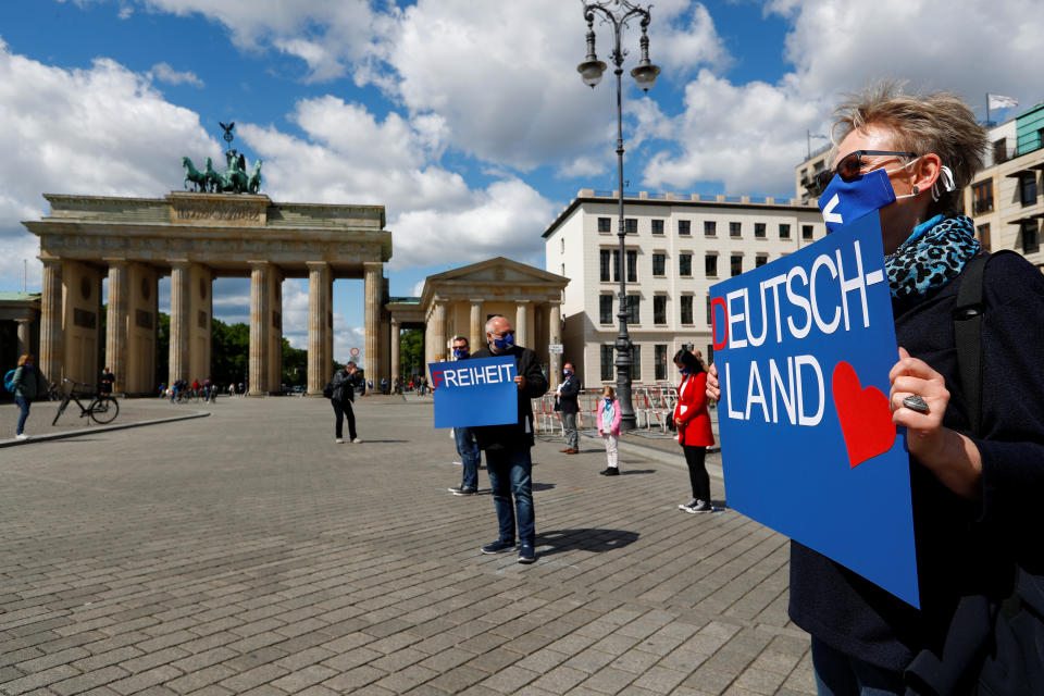 Zu Beginn der Coronapandemie im Mai 2020: Leute demonstrieren auf einer AfD-Veranstaltung in Berlin gegen Schutzmaßnahmen der Bundesländer (Bild: REUTERS/Fabrizio Bensch)