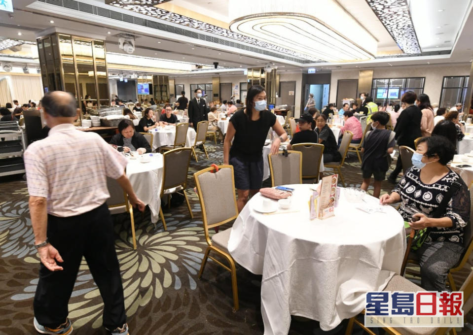 防寬後餐飲處所内不得有多於4人同坐一桌。 資料圖片