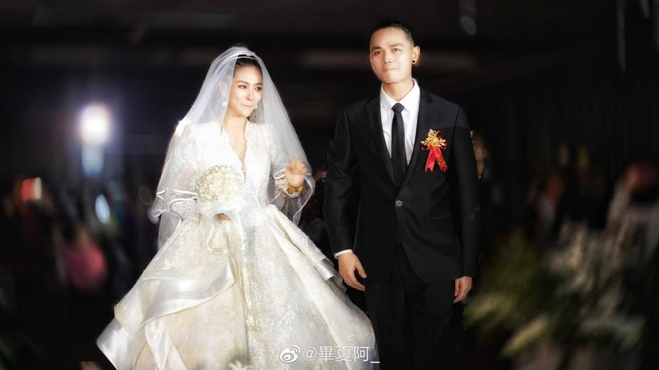 張恒遠（右）和畢夏去年3月才結婚。翻攝畢夏微博