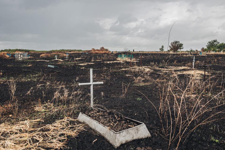 Ein Grab an einer Frontlinie in der Region Donbass - Copyright: picture alliance/AA: Diego Herrera Carcedo