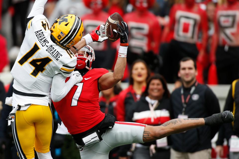 Georgia wide receiver Jermaine Burton (7) brings in a pass from quarterback Stetson Bennett (13) while being defended by Missouri defensive back Kris Abrams-Draine (14) during a game Nov. 6, 2021.