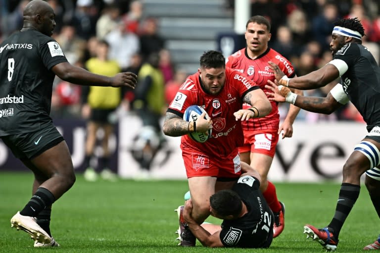 Cyril Baille charge la défense du Racing 92 en huitième de finale de Champions Cup, le 7 avril 2024 à Toulouse (Lionel BONAVENTURE)