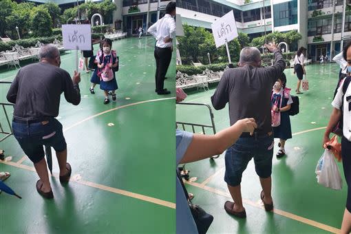泰國阿公接放學高舉牌子，讓孫女可以快速找到阿公。（圖／翻攝自 臉書 ）