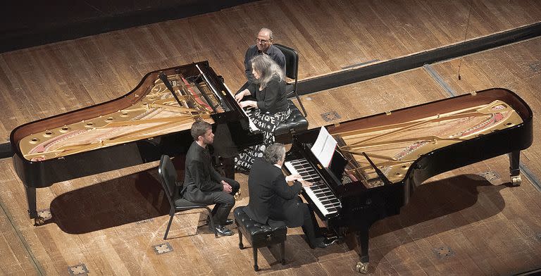 Martha Argerich y Sergei Babayan, a dos pianos, en una conformación muy particular, que les permitía verse y comunicarse