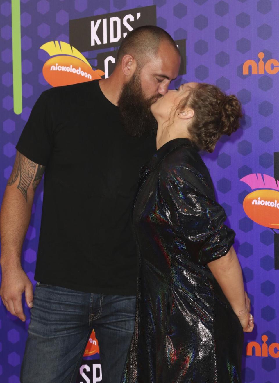 Ronda Rousey, right, and Travis Browne kiss at the Kids' Choice Sports Awards