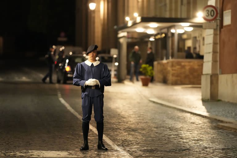 Un guardia suizo vigila la entrada de Santa Elena en el Vaticano