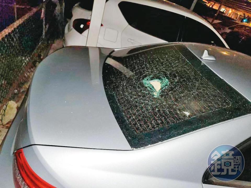 黃炳勳的賓士車玻璃被人砸毀，監視器拍到哥哥黃炳嘉曾出現在現場。（讀者提供）