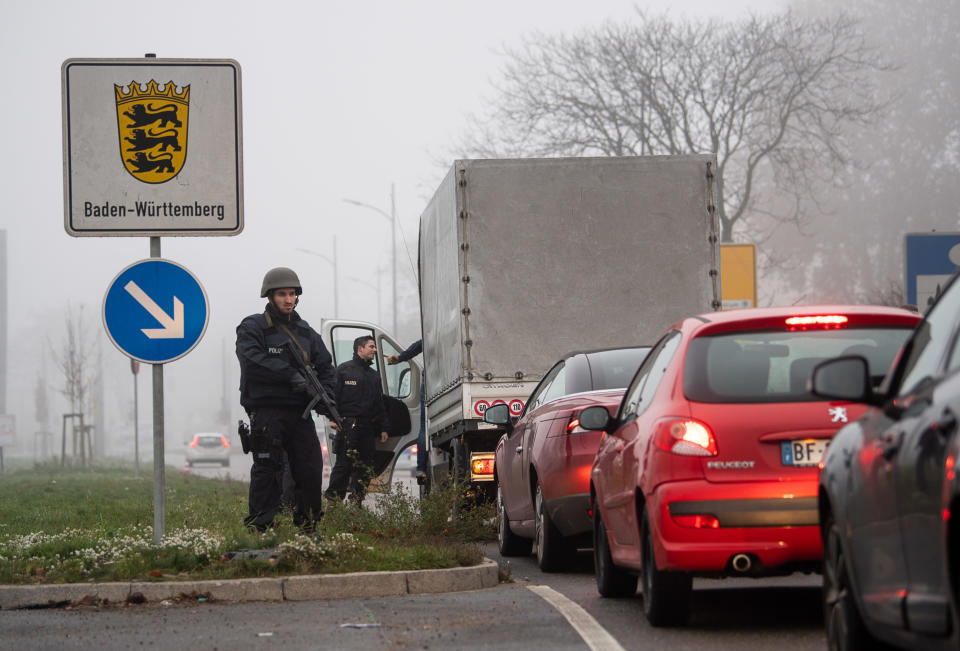 Autofahrer müssen sich auf Kontrollen an der deutsch-französischen Grenzen einstellen. (Bild: Sebastian Gollnow/dpa)