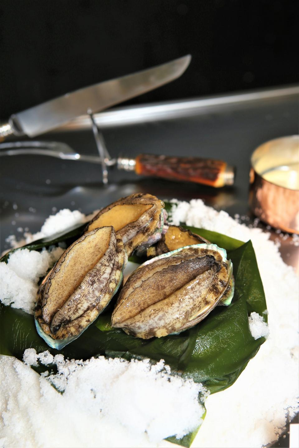 圖說：UKAI鐵板燒料理使用最頂級食材，活鮑魚是經典代表。