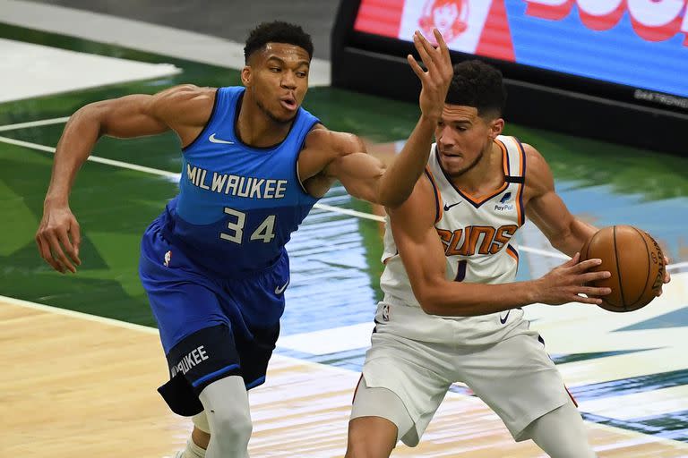 Devin Booker, de Phoenix Suns y Giannis Antetokounmpo, de Milwaukee Bucks