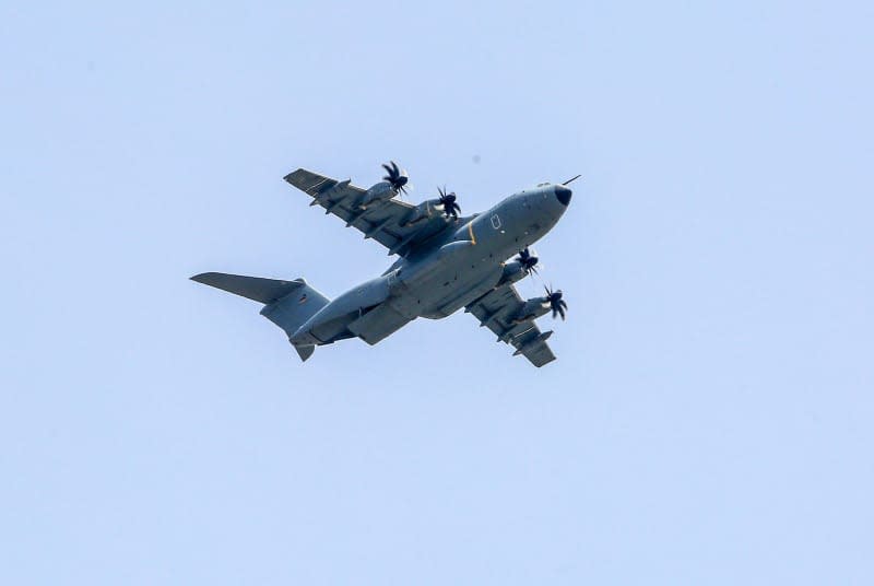 A plane drops humanitarian aid loaded with food supplies to displaced Palestinians over the skies of the southern Gaza Strip, during the ongoing conflict between Israel and Hamas. Abed Rahim Khatib/dpa