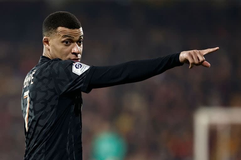 Paris Saint-Germain's French forward #07 Kylian Mbappe reacts during the French L1 football match between RC Lens and Paris Saint-Germain (PSG) at Stade Bollaert-Delelis in Lens, northern France on January 14, 2024. (Photo by Sameer Al-Doumy / AFP)