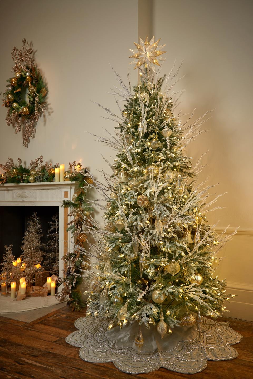 A dressed Christmas tree in a living room