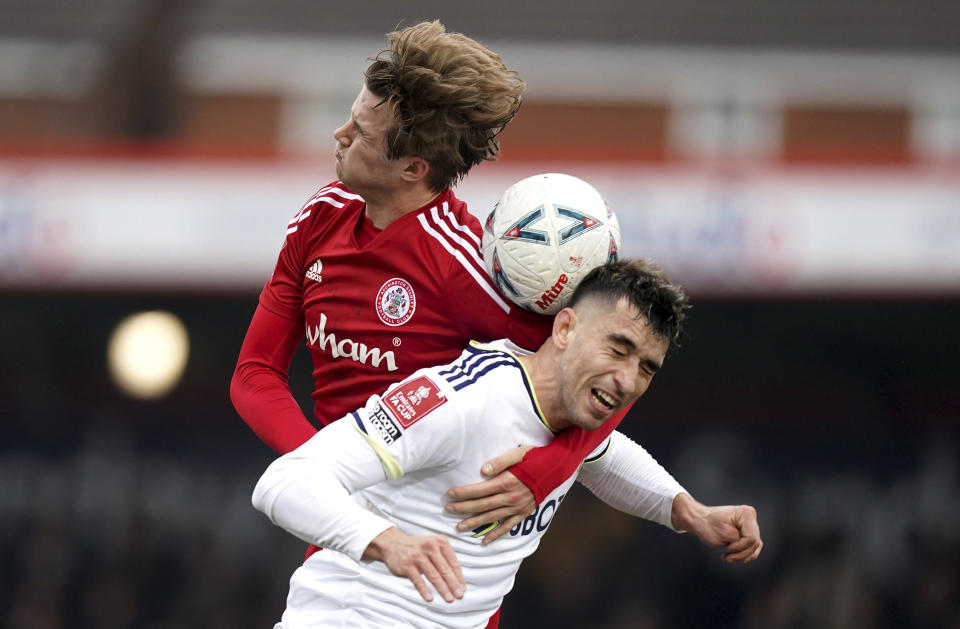 Tommy Leigh del Accrington Stanley pelea por el balón con Marc Roca del Leeds United en el encuentro de la cuarta ronda de la Copa FA el sábado 28 de enero del 2023. (Mike Egerton/PA via AP)