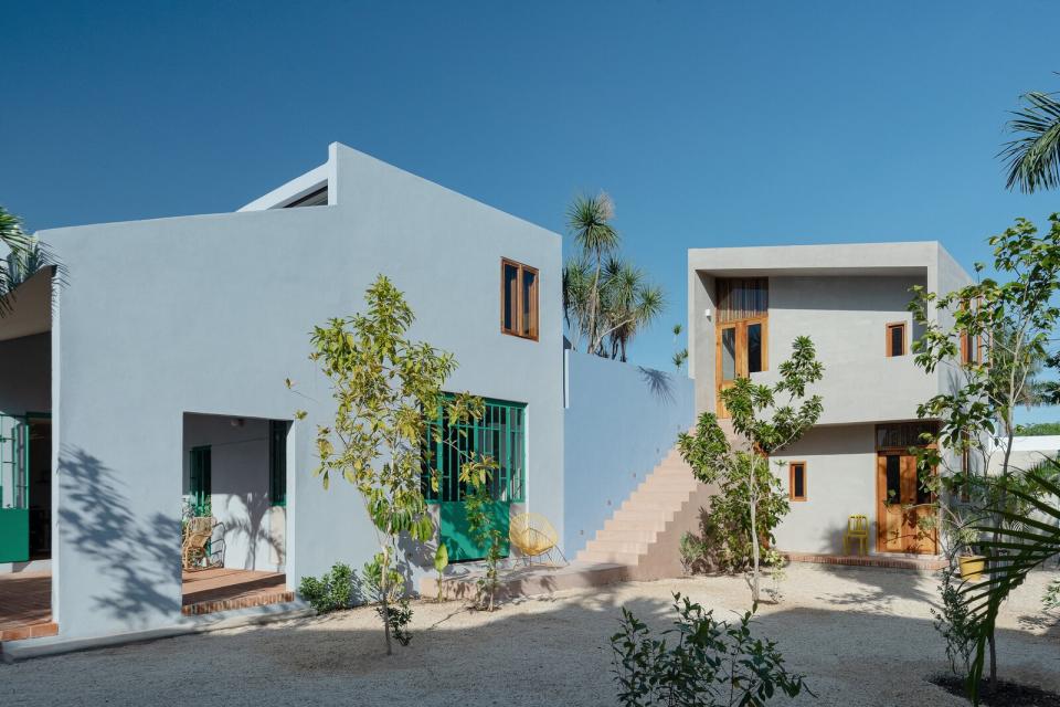 FMT Estudio gives a stark and dated dwelling a playful renovation that embraces the sunny climate with lush courtyards and a poolside veranda.
