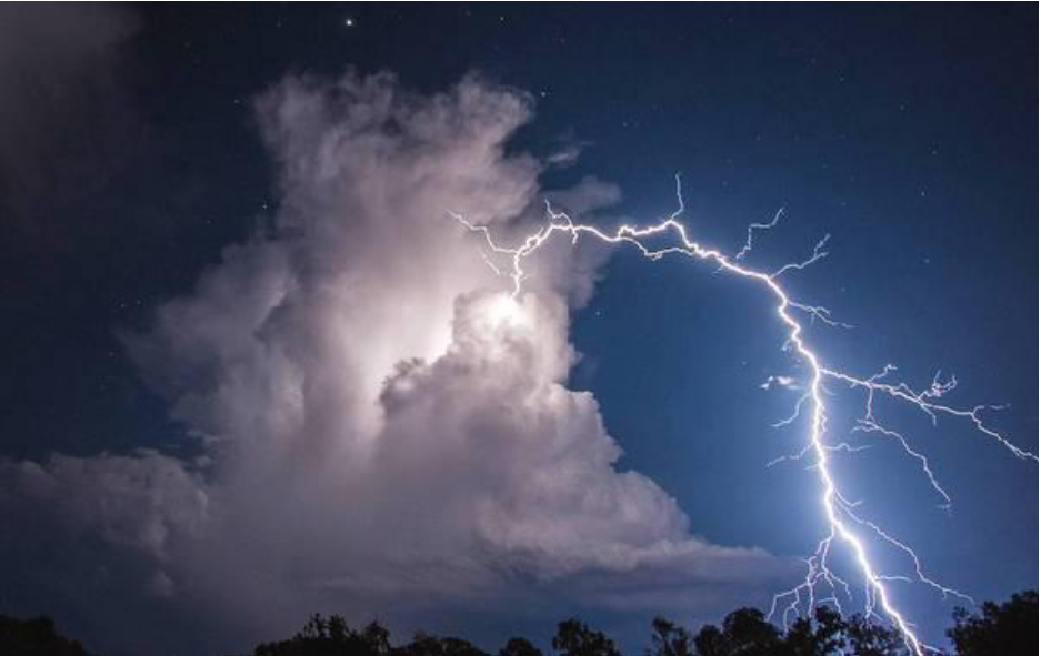 聖艾爾摩之火的成因是一種電暈放電現象，常發生於大雷雨之中。   圖：擷取自搜狐