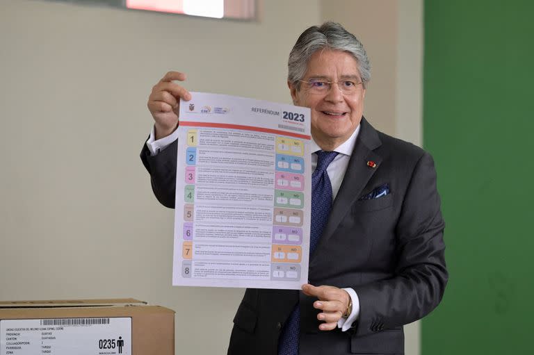 El presidente ecuatoriano Guillermo Lasso muestra su papeleta mientras emite su voto durante las elecciones locales en la escuela Ileana Espinel Cedeño en Guayaquil, Ecuador, el 5 de febrero de 2023. 