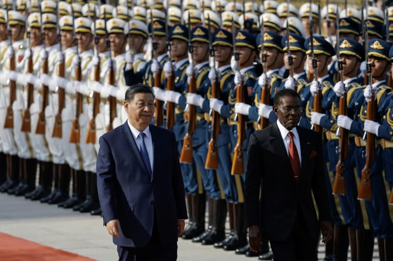 El presidente de China, Xi Jinping (izq.), y el de Guinea Ecuatorial, Teodoro Obiang Nguema Mbasogo, el 28 de mayo de 2024 en Pekín (Tingshu Wang)