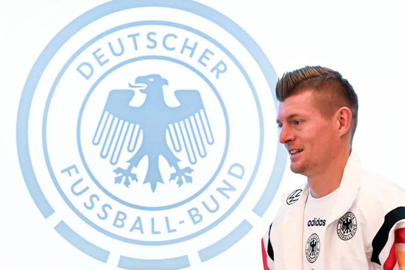 Der deutsche Nationalspieler Toni Kroos erschien am Freitag zur Pressekonferenz vor dem Viertelfinalspiel der UEFA Euro 2024 gegen Spanien.  Christian Charicius/dpa