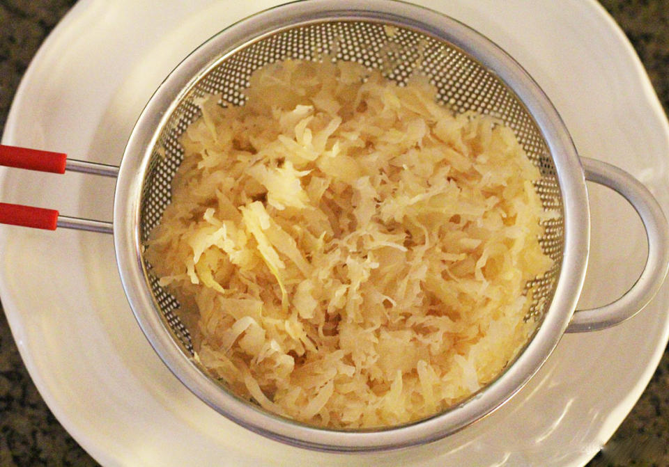 <p>Drain and rinse the sauerkraut and squeeze dry using paper towels. Add the sauerkraut, chopped corn beef, and 1 ½ cup shredded Swiss cheese to the creamed mixture. Mix together by hand. </p>