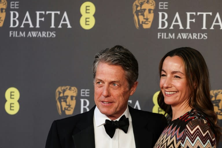 El actor Hugh Grant y su esposa, Anna Elisabet Eberstein, en la entrega de los premios BAFTA del cine británico, en Londres, el 18 de febrero de 2024 (Adrian Dennis)