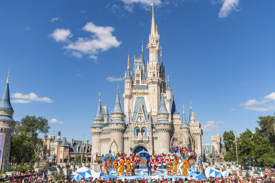 En los cielos sobre Disney World y Disneyland está prohibido el tráfico de aeronaves: no se puede volar a menos de  3,000 pies  de altura en un radio de tres millas de esos parques. (Abigail Nilsson/ABC via Getty Images)