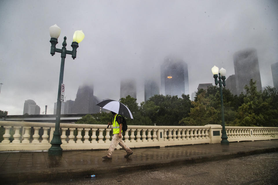 Una persona camina sobre el puente Sabine Street, de Houston, el martes 22 de septiembre de 2020. (Marie D. De Jesús/Houston Chronicle vía AP)