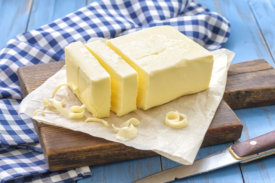 Wenn Sie Butter in einer verschlossenen Dose im Kühlschrank lagern, kann sie durchaus mehrere Wochen halten. Schlechte Butter erkennen Sie an der dunkelgelben Farbe. Auch riecht und schmeckt sie ranzig.