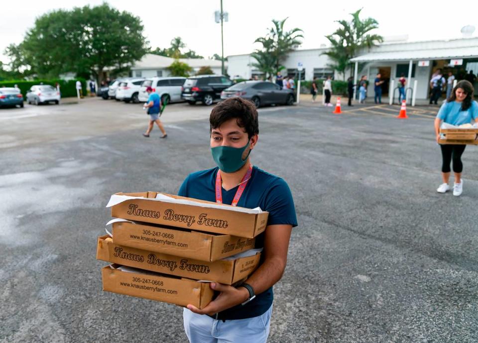 ¡Éxito! Carlos Echenique, de 21 años, que esperó cerca de tres horas y 30 minutos, sale de Knaus Berry Farm con rollos de canela recién horneados durante su día de apertura en Homestead, Florida, el martes 26 de octubre de 2021. MATIAS J. OCNER/mocner@miamiherald.com