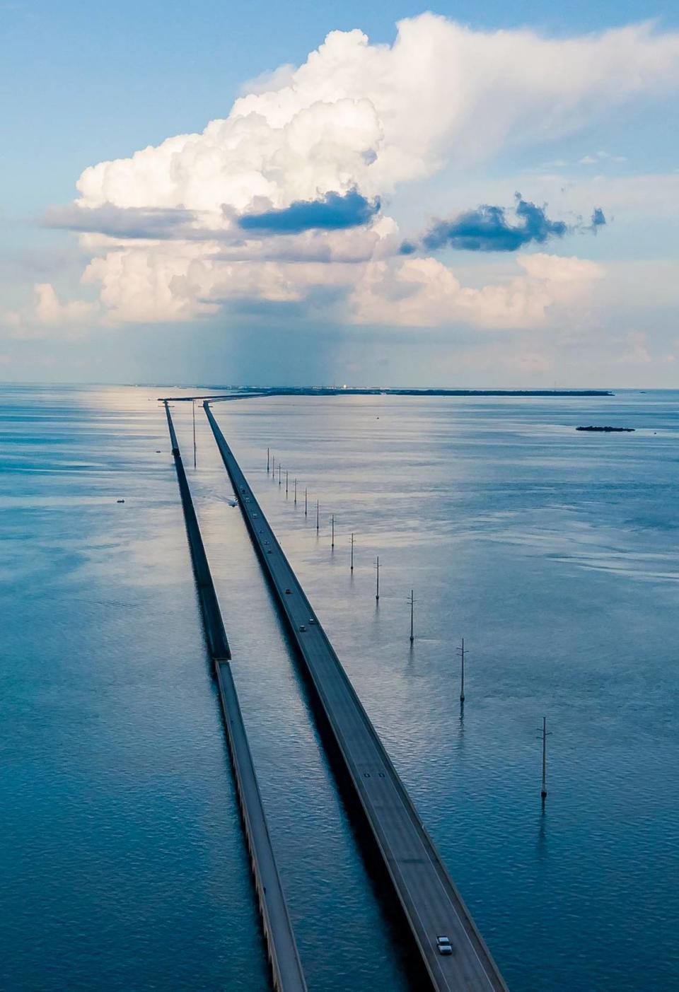 Autos recorren el puente Seven Mile de Overseas Highway cerca de Little Duck Key y el Bahía Honda State Park, el lunes 11 de octubre de 2021.