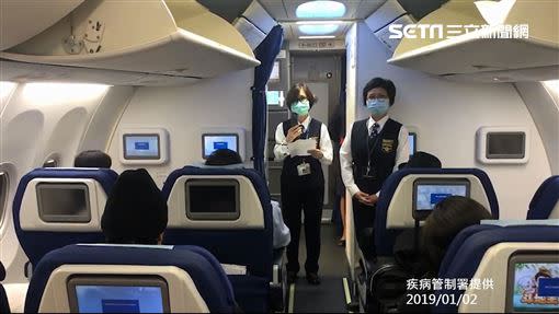 女子搭乘飛機時全程戴口罩。（示意圖／記者楊晴雯攝）