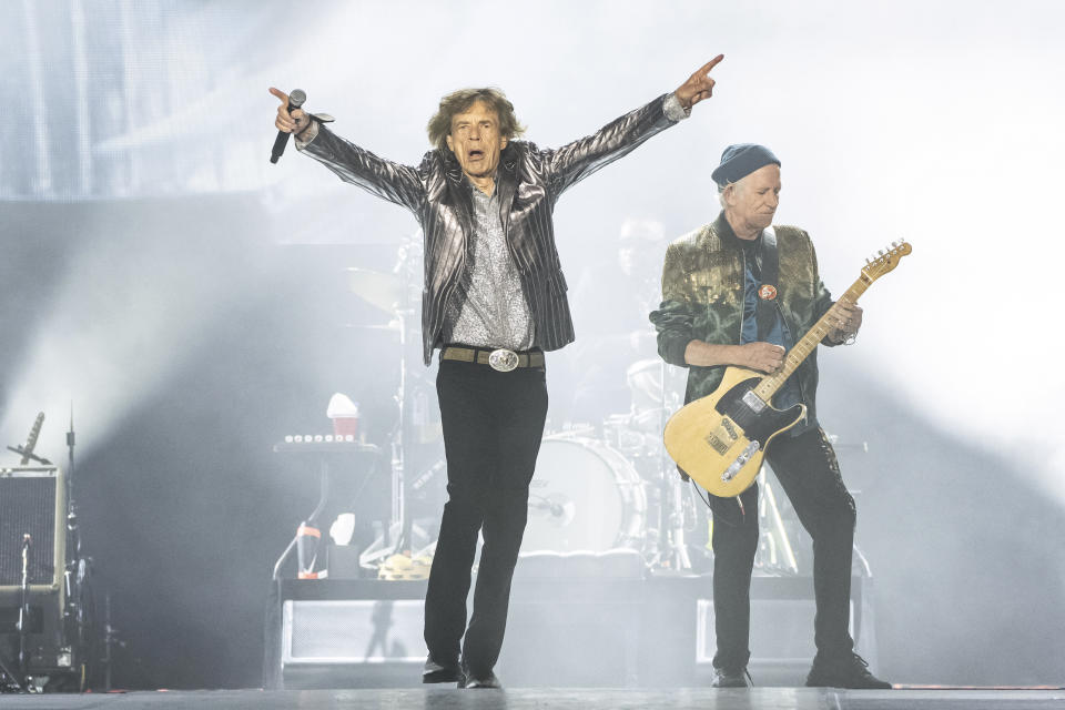 Mick Jagger, izquierda, y Keith Richards de Los Rolling Stones se presentan en la primera noche de la etapa estadounidense de su gira "Hackney Diamonds" el domingo 28 de abril de 2024 en Houston. (Foto Amy Harris/Invision/AP)