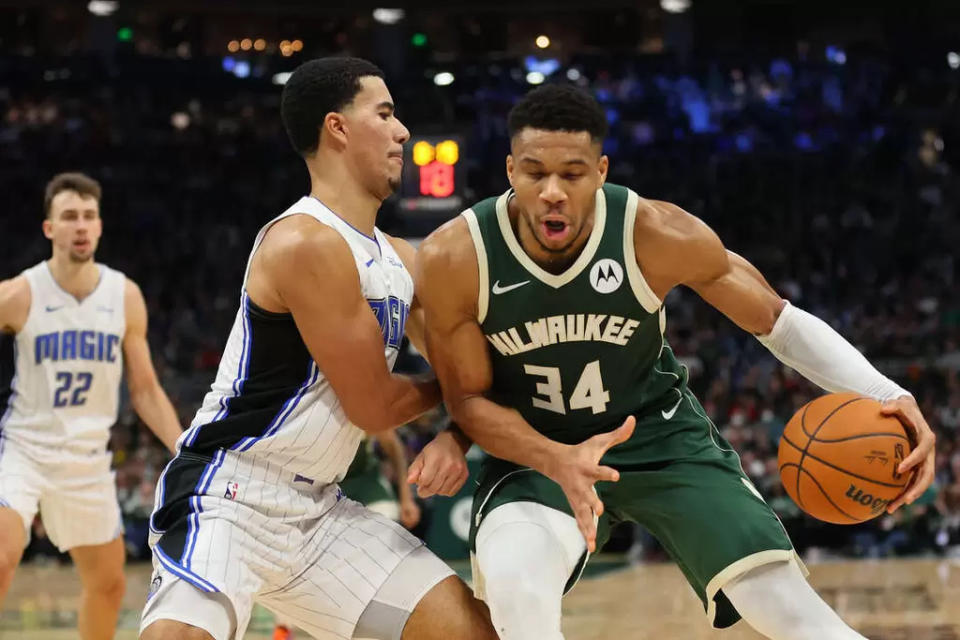 字母哥安提托康波(Giannis Antetokounmpo，右)膝傷未能上場。法新社