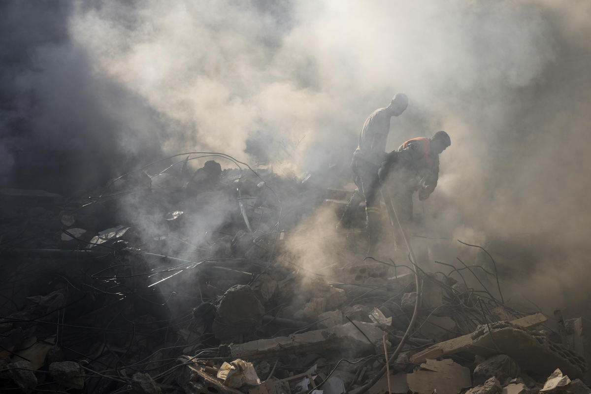 In separate moves, Israeli forces kill 2 Lebanese infantrymen and injure 2 UN peacekeepers