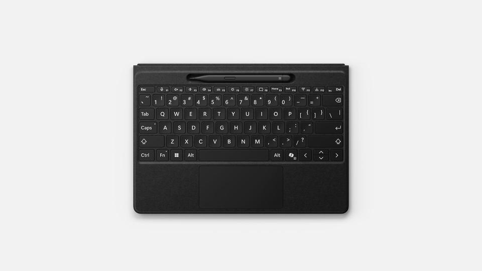 Die neue Surface Pro Flex-Tastatur verfügt über ein größeres Touchpad mit verbesserter Haptik, Kohlefaserstützen für zusätzliche Stabilität und die Möglichkeit, auch im vollständig abgenommenen Zustand zu funktionieren. 