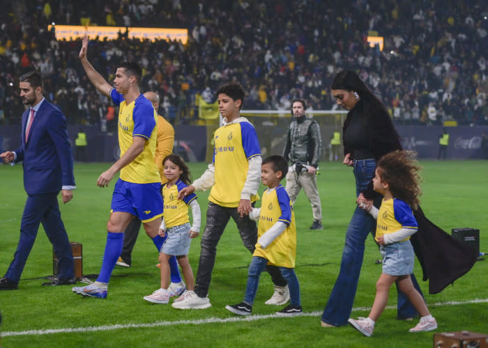 Georgina con sus niños apoyando a Cristiano en Arabia Saudí