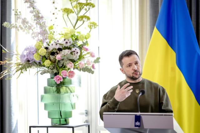 Der ukrainische Präsident Wolodymyr Selenskyj hat bei einem Besuch des Internationalen Strafgerichtshofs (IStGH) in Den Haag die Einrichtung eine Sondertribunals gefordert, um Russland für sein "Verbrechen der Aggression" zur Verantwortung zu ziehen.
