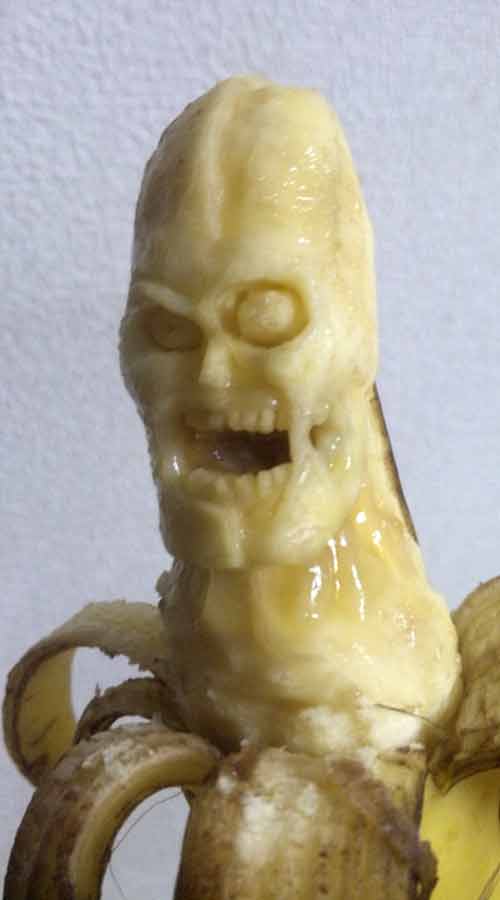Un terrifiant squelette banane. Yamada révèle : "je mange toujours la banane après l'avoir photographiée."