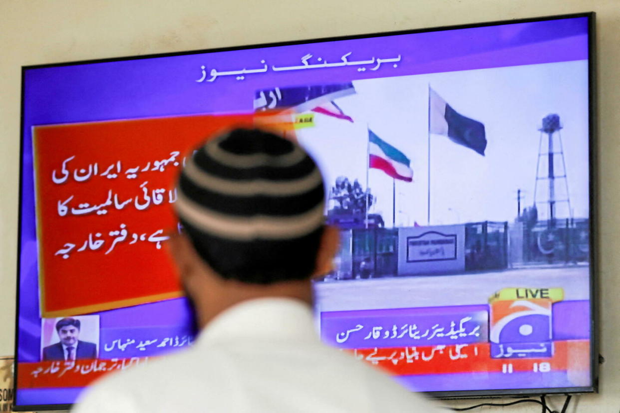 Un homme devant un écran de télévision après que le ministère pakistanais des Affaires étrangères a déclaré que le pays avait mené des frappes en Iran, le 18 janvier 2024.  - Credit:AKHTAR SOOMRO / X02626 / REUTERS