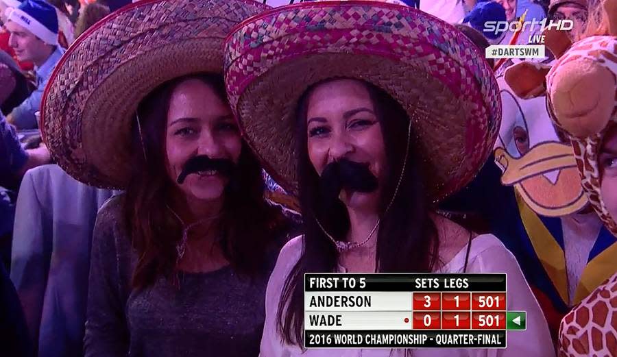 Die Fans bei der Darts-WM lassen sich immer wieder etwas einfallen. So sieht man in London schon einmal Frauen mit Bart...