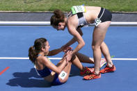 <p>Abbey D’Agostino of USA and Nikki Hamblin of New Zealand on the track during the women’s 5000m round 1 race at the Olympic Stadium on August 16, 2016. (REUTERS/Alessandro Bianchi) </p>