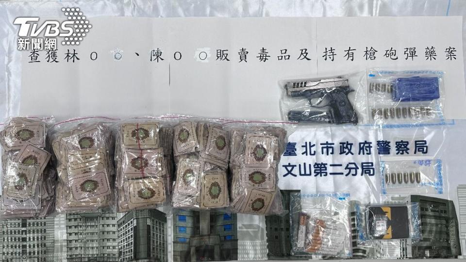 警方查扣大量毒咖啡包、改造手槍。（圖／TVBS）