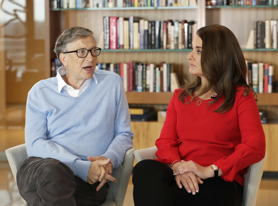 En esta imagen del 1 de febrero de 2018, el cofundador de Microsoft Bill Gates y su esposa, Melinda, participan en una entrevista con The Associated Press en Kirkland, Washington. (AP Foto/Ted S. Warren)