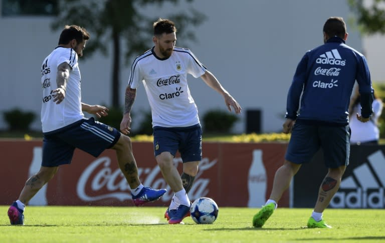 Argentina's Lionel Messi (C) passes the ball next to Ezequiel Lavezzi and Ever Banega during a team training session in Ezeiza, on March 21, 2017, ahead of their FIFA World Cup South American qualifier football matches against Chile and Venezuela