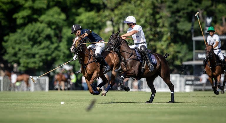 Bigatti intenta controlar a un nueve veces campeón del Argentino Abierto, el uruguayo David "Pelón" Stirling.