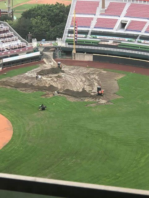 網路瘋傳桃園球場外野草皮「再度開挖」的照片，網友憂心「這樣感覺拖至少2.3個月跑不掉了吧。」（圖／翻攝自PTT）