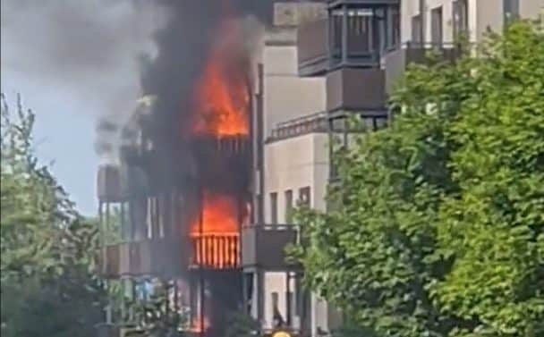 Fire in block of flats West Croydon - @BANNERWORX 