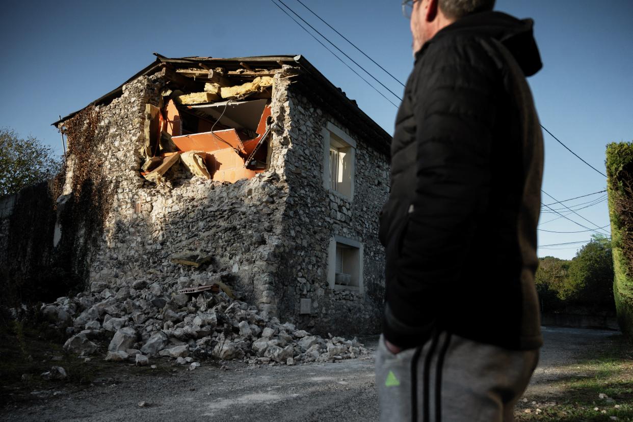 Des habitants inspectent les dégâts dans le quartier de la Rouvière au Teil, dans le sud-est de la France, le 12 novembre 2019, après qu'un tremblement de terre d'une magnitude de 5,4 a frappé la région (Photo by JEFF PACHOUD/AFP)