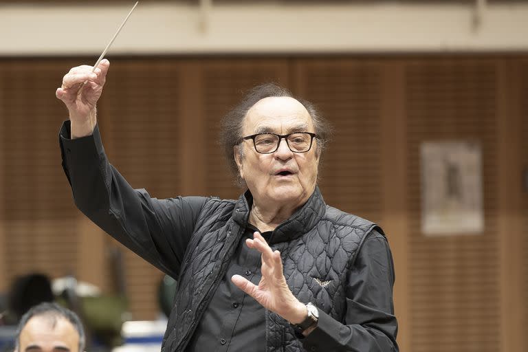 Luego de dirigir Einstein on the Beach, Charles Dutoit vuelve a subir al escenario del Teatro Colón para Juana de Arco en la hoguera, de Honegger