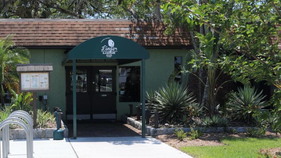 En medio de una pandemia y de un prolongado proyecto de construcción, Rita Lewis, de 64 años, se convirtió en la nueva propietaria del restaurante Linger Lodge en Bradenton, 7205 85 St. Court E.